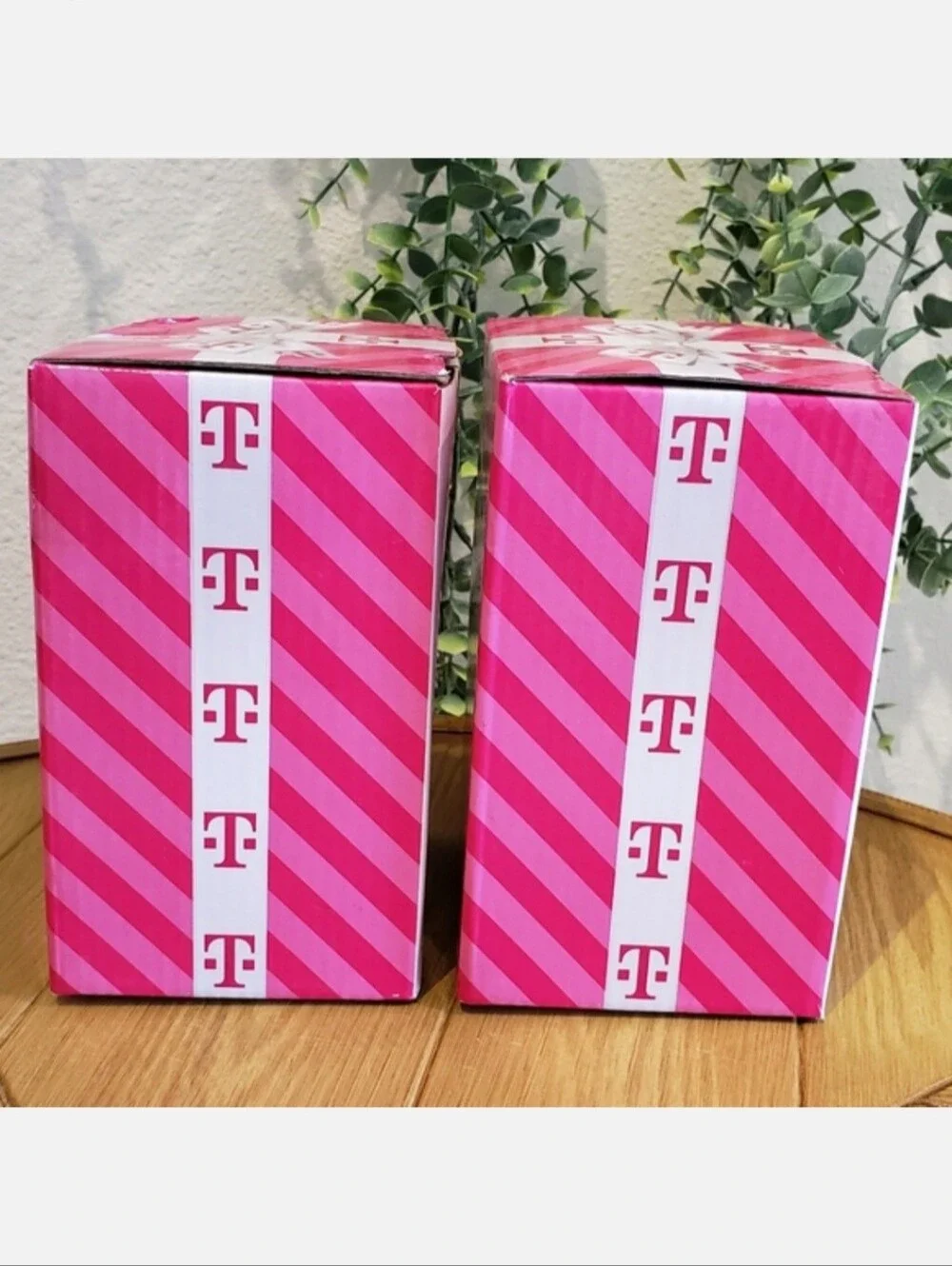 🎁 Set of 2 T-Mobile Holiday Collectible Etched 16oz Glasses (2023) NEW!